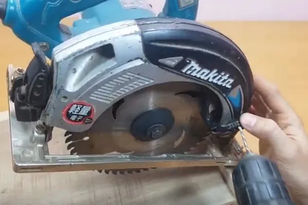 Lắp lưỡi cưa vào máy