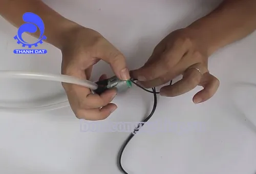 Kiểm tra độ kín khít của buồng bơm sau khi lắp ráp, đảm bảo không rò rỉ khi vận hành