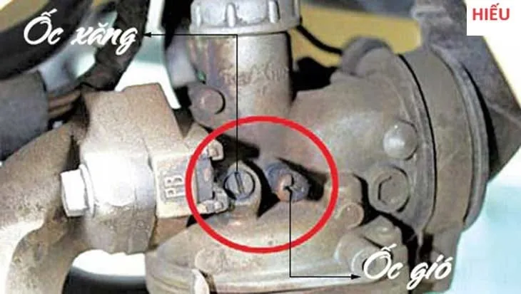 Kỹ thuật viên đang kiểm tra và điều chỉnh bộ chế hòa khí, minh họa cách chỉnh chế xe máy ăn ít xăng hiệu quả