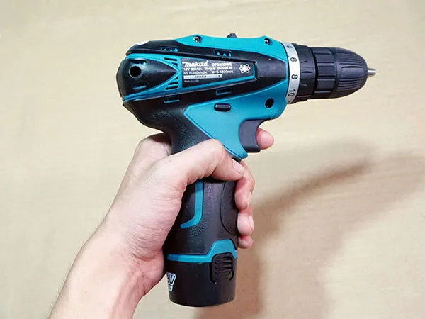 Máy khoan pin cầm tay Makita