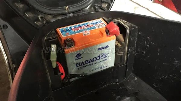 Tháo yếm xe máy để tiếp cận khu vực điện