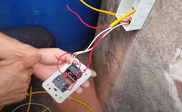 Lắp đặt vị trí nối dây điện, ốc kết nối giữa buồng máy và động cơ