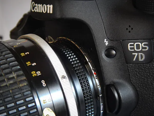 Hướng dẫn lắp adapter chuyển đổi giữa ống kính film cũ và thân máy ảnh kỹ thuật số, giải thích cách sử dụng ống kính máy ảnh hiệu quả