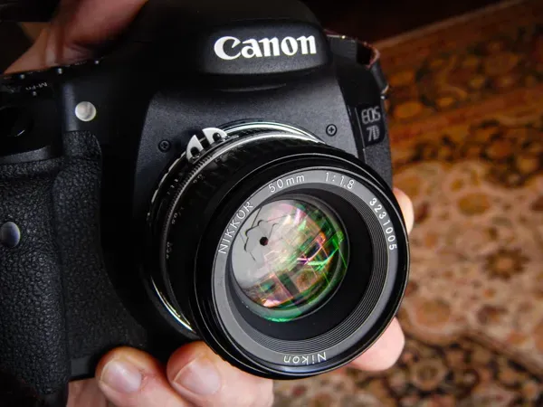 Nhiếp ảnh gia thực hành lấy nét thủ công với ống kính film cũ trên máy ảnh kỹ thuật số, minh họa mẹo sử dụng ống kính máy ảnh hiệu quả