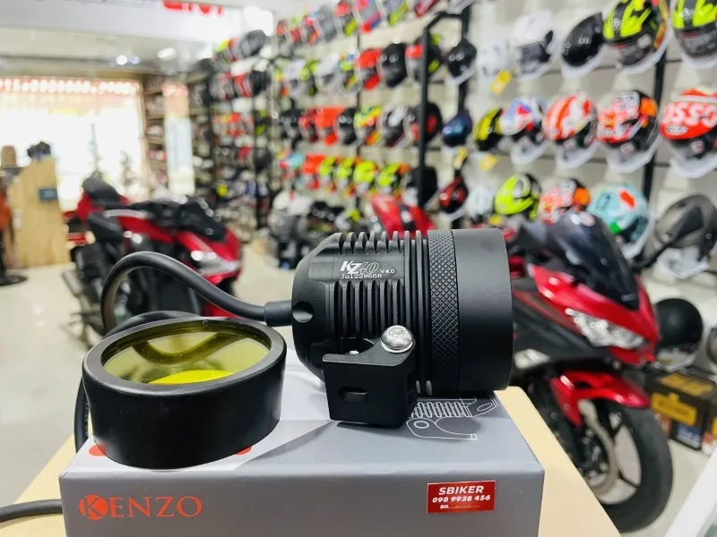 Đèn trợ sáng lắp đặt trên xe máy, tăng cường khả năng chiếu sáng khi di chuyển ban đêm.