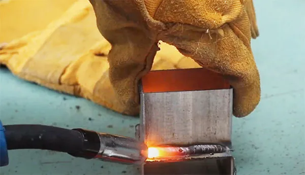 Mối hàn Mig có khí dựa trên mức điều chỉnh đã được thiết lập như trên hướng dẫn