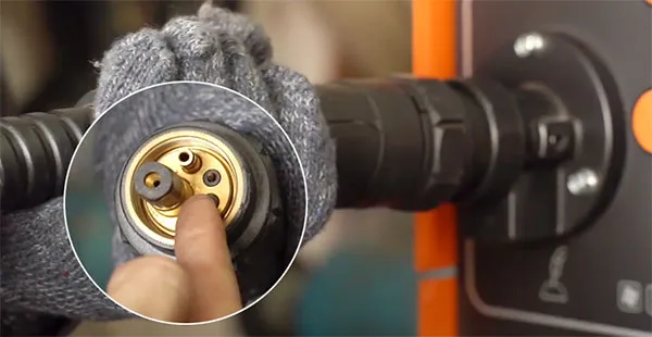 Lưu ý nhớ lắp đúng khớp và vặn chăn đầu vặn để tránh rò rỉ