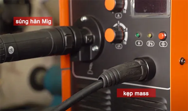 Cổng nối súng hàn Mig và kẹp mass trên máy hàn Mig