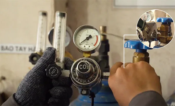 Cách lắp đồng hồ khí Co2 vào bình khí Co2