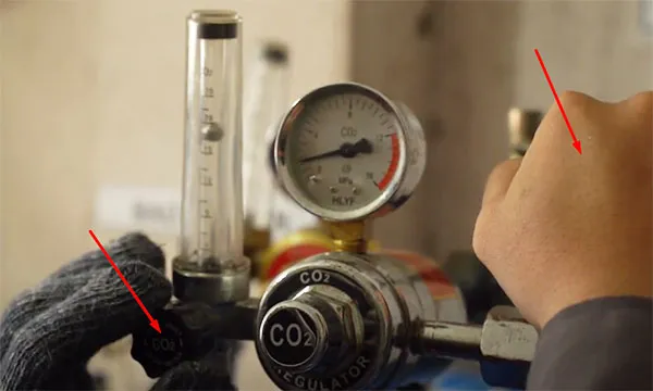 Điều chỉnh khí Co2 ra để bảo vệ cho mối hàn, viên bi nhảy lên số 5 là vừa