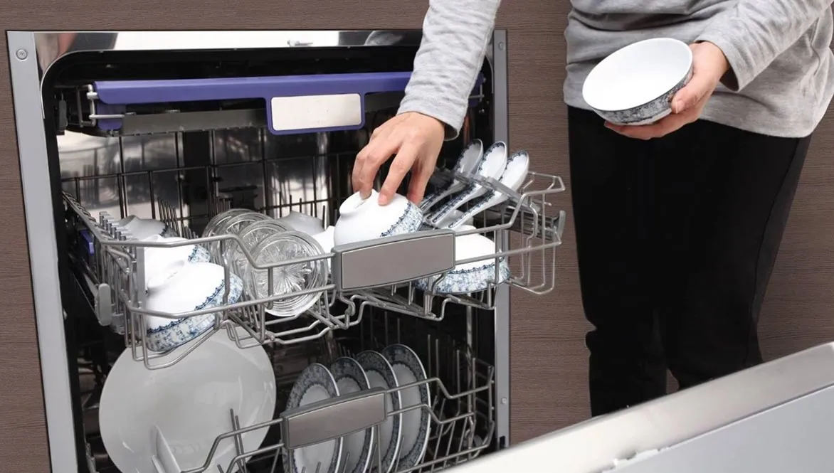 Máy rửa bát cần được mở cửa sau khi rửa để tránh hơi nước đọng và mùi hôi.