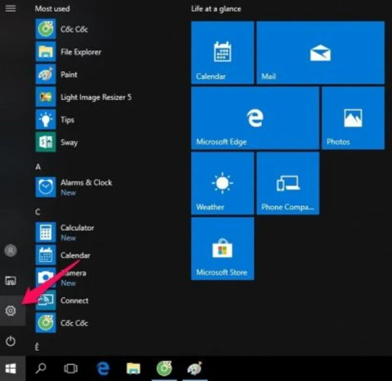 Mở menu Start và chọn Settings để bật Bluetooth trên Windows 10