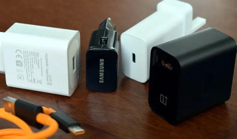 Kiểm tra bên ngoài của thiết bị sạc xem có bị hư hỏng gì không