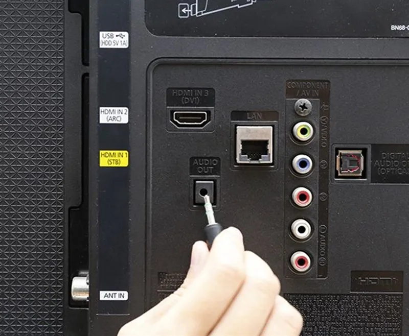 Hình ảnh minh họa rút và cắm lại jack cắm tai nghe để sửa lỗi âm thanh