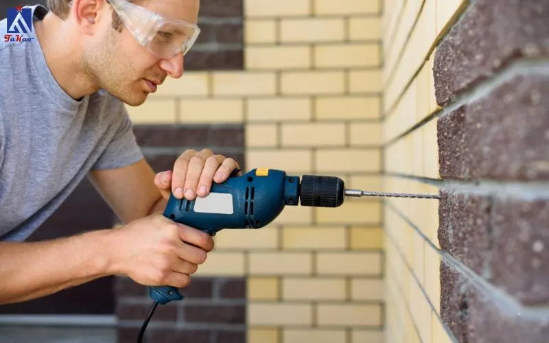 Cách khoan gạch không bị vỡ - Chuẩn bị đồ bảo hộ