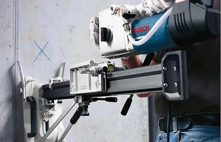 Xác định vị trí lỗ khoan trên bề mặt vật liệu bằng cách đánh dấu mực chống ướt theo dạng chữ thập