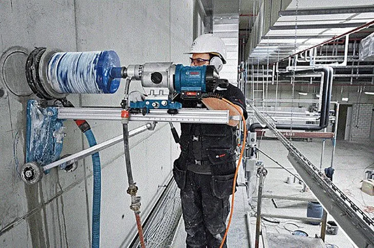 Bắt giữ chân đế bằng cách sử dụng tắc kê đạn hoặc tắc kê nở giữ chân đế.