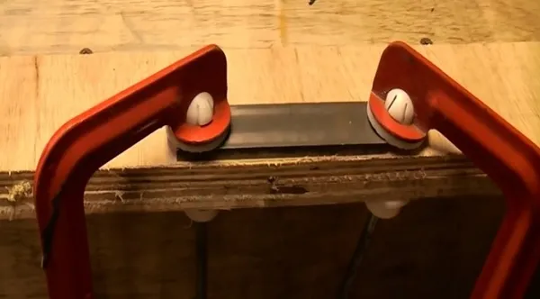 Cố định tấm sắt cần khoan bằng dụng cụ chuyên dụng cho quy trình khoan sắt dày