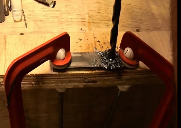 Tiến hành khoan sắt dày với kỹ thuật và tốc độ phù hợp để đạt hiệu quả cao