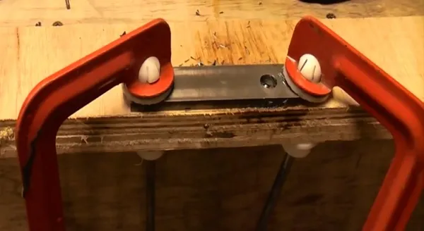 Kiểm tra lỗ khoan sau khi hoàn tất cách khoan sắt dày để đảm bảo chất lượng