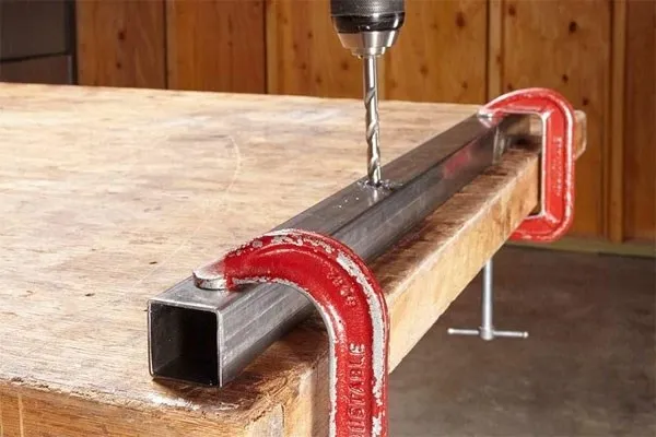 Bạn nên khoan sắt với lực từ từ và vừa phải