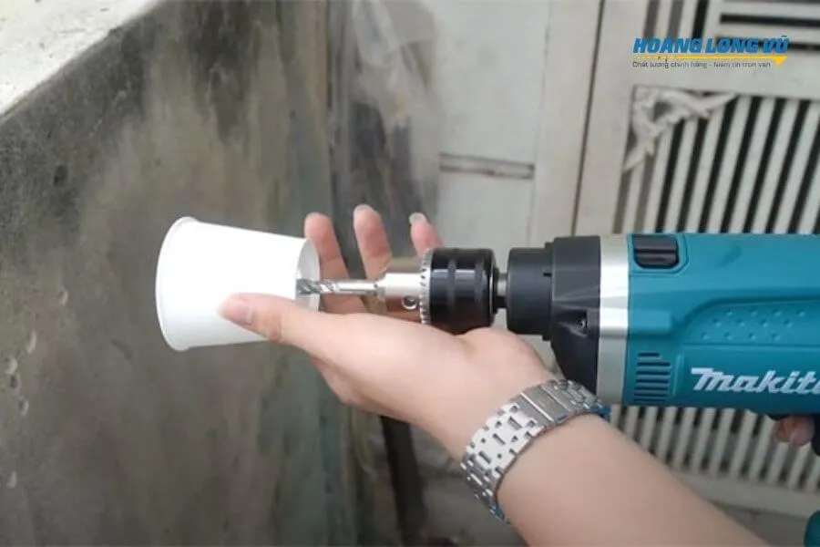 Kỹ thuật khoan tường không bụi bằng chai nhựa đơn giản và hiệu quả