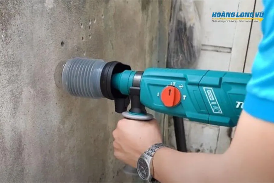 Cách khoan tường không bị bụi bằng đầu chụp mũi khoan 