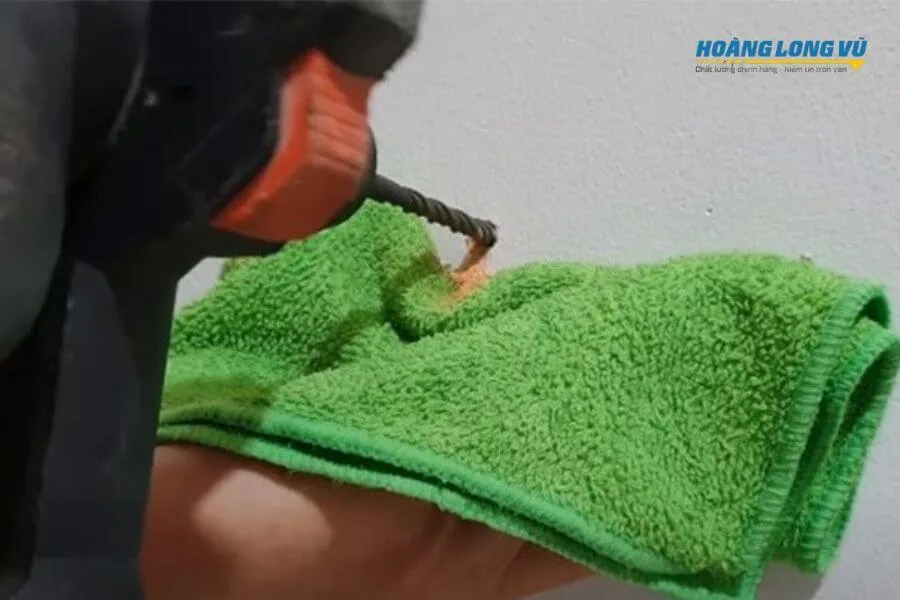 Cách khoan tường không bị bụi