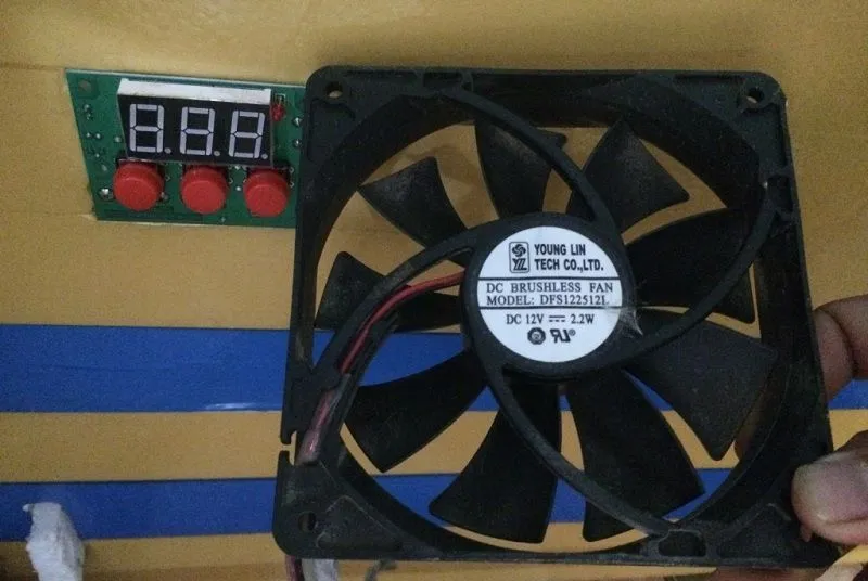 Các vật liệu cần thiết để chế tạo máy ấp trứng mini, bao gồm thùng xốp, bóng đèn, quạt và khay đảo trứng