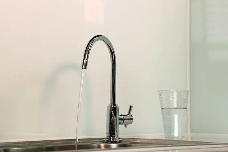 Tiếp tục xả bỏ nước trong bình máy lọc nước Kangaroo KG10A3 thêm 2 lần