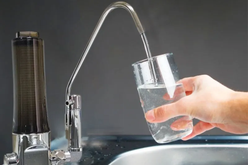 Sử dụng nước từ máy lọc nước Kangaroo KG10A3 để uống trực tiếp