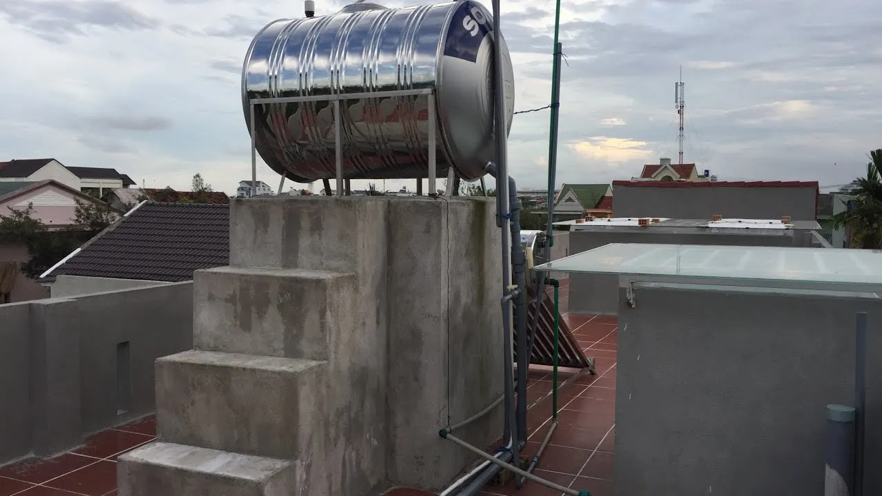 Hình ảnh minh họa việc kết nối đường ống trong cách lắp bơm tăng áp tự ngắt, đảm bảo các mối nối kín và chắc chắn.