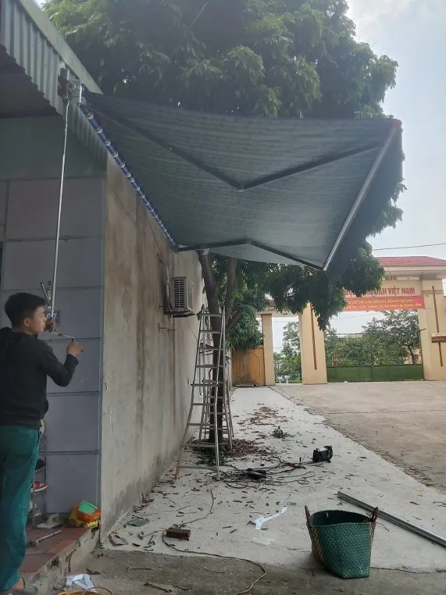 Đo đạc kích thước trước khi lắp bạt mái hiên