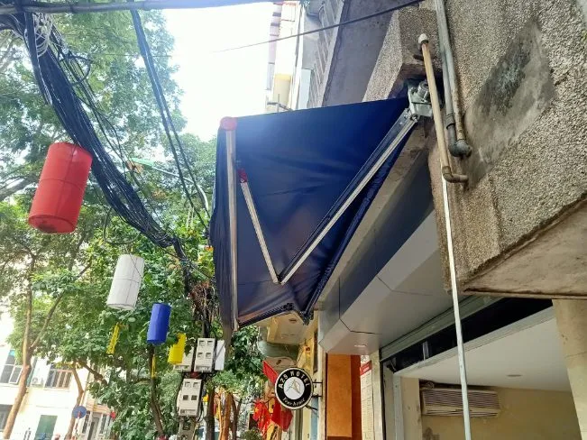 Cố định bát đỡ vào tường khi lắp bạt mái hiên