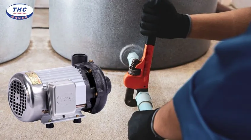 Kỹ thuật viên đang thực hiện cách lắp máy bơm tăng áp một cách chuẩn xác