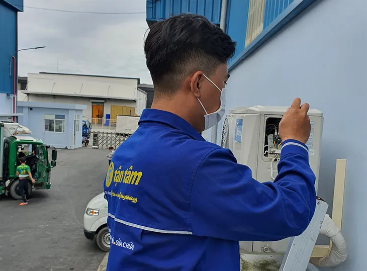 Vị trí lắp đặt dàn nóng điều hòa ngoài trời, cần không gian thoáng đãng để tản nhiệt hiệu quả