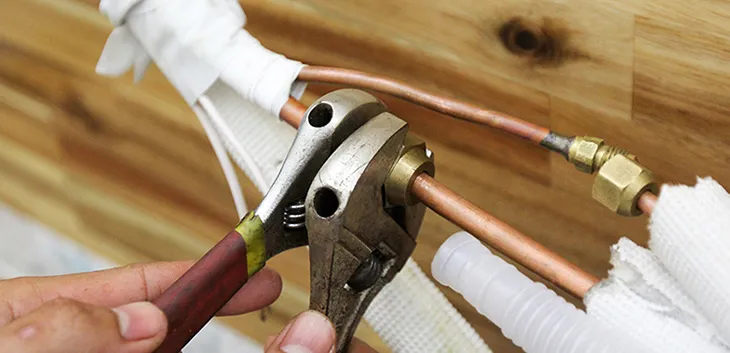 Quy trình nối ống đồng giữa dàn nóng và dàn lạnh, đảm bảo các mối nối kín và chắc chắn khi lắp đặt điều hòa