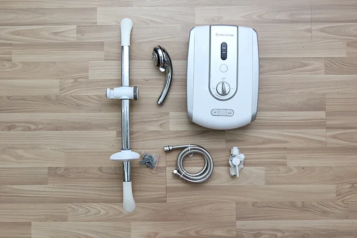 Phụ kiện và máy nước nóng trực tiếp được cung cấp khi mua sắm, chuẩn bị cho quá trình lắp đặt