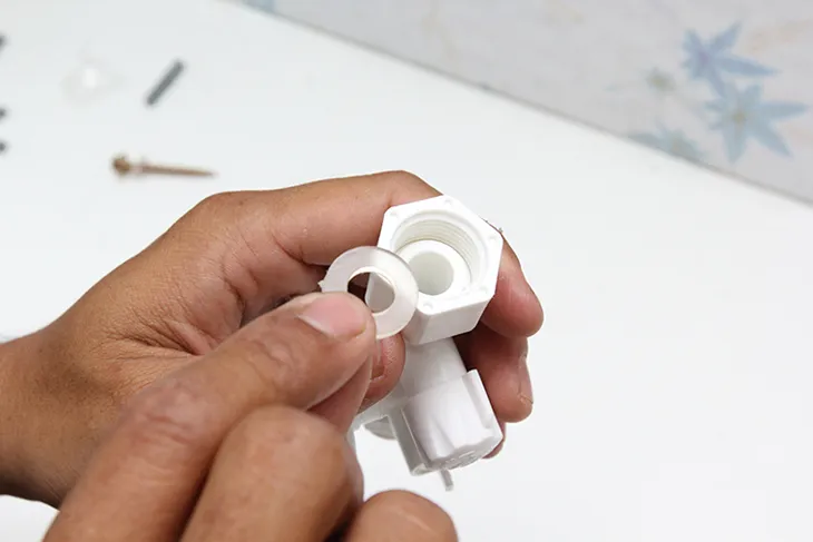 Kiểm tra lưới lọc và gioăng cao su ở đầu van 3 trong 1, tránh làm rơi hoặc thất lạc phụ kiện