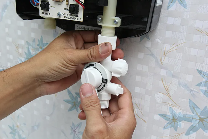 Gắn van 3 trong 1 vào máy nước nóng và gỡ bỏ lớp dán bảo vệ cẩn thận