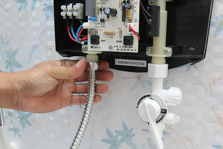 Nối ống mềm từ van 3 trong 1 đến van cấp nước, đảm bảo kết nối chắc chắn và không rò rỉ