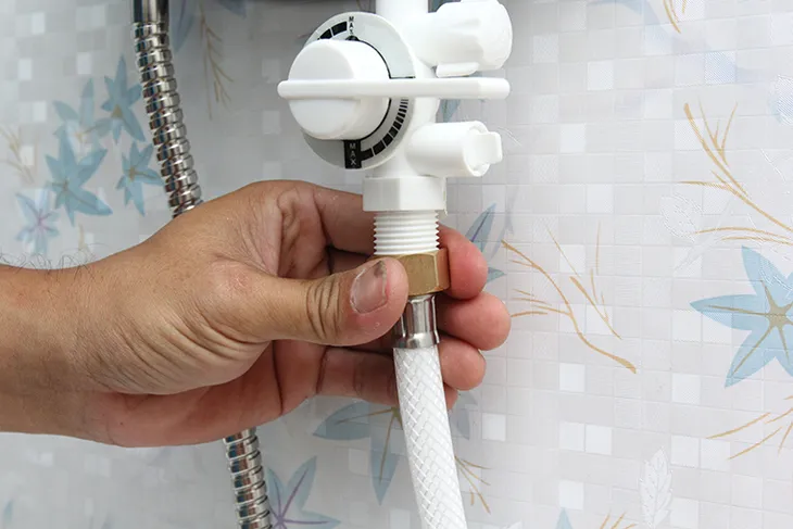 Kết nối dây dẫn nước từ máy đến tay sen tắm, hoàn thiện đường nước ra