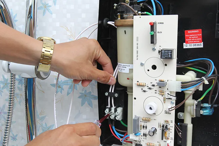 Đấu nối dây điện pha, trung tính và tiếp địa vào các tiếp điểm bên trong máy nước nóng