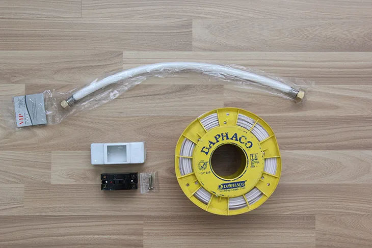 Vật tư và dụng cụ cần thiết để lắp máy nước nóng, bao gồm dây cấp nước và CB điện