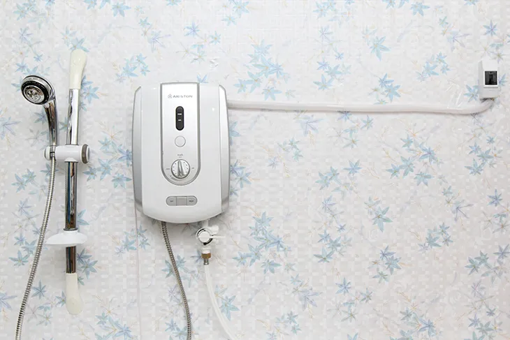 Máy nước nóng đã được lắp đặt hoàn chỉnh và sẵn sàng cho quá trình kiểm tra vận hành