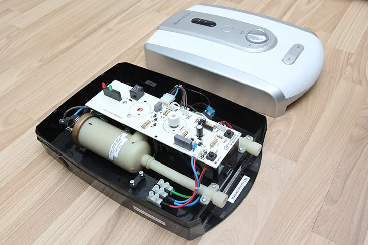 Máy nước nóng trực tiếp đã được tháo mặt nạ