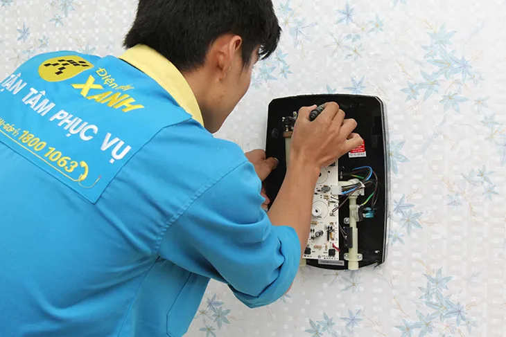 Xác định và đánh dấu vị trí lắp đặt máy nước nóng trên tường bằng thước và bút chì