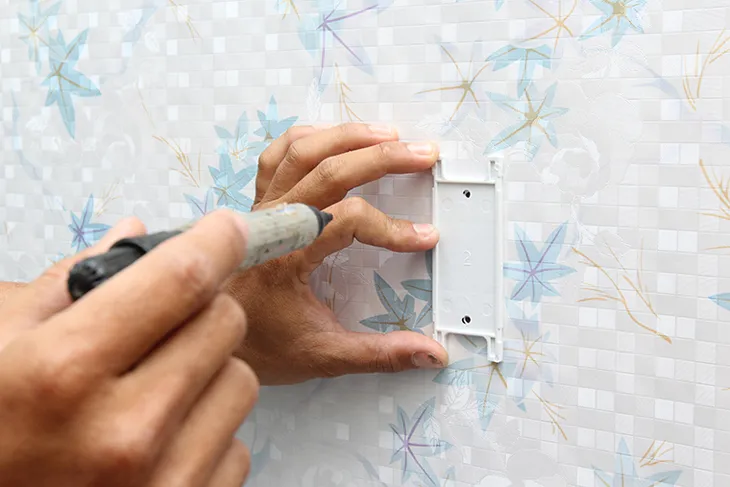 Định vị và đánh dấu vị trí lắp đặt vòi sen tắm và cầu dao điện CB