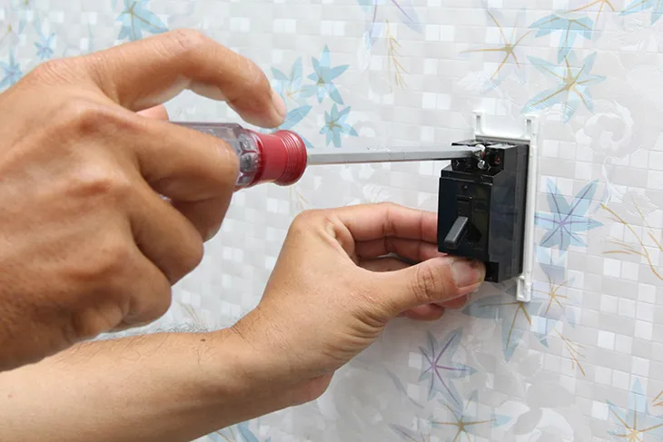 Lắp đặt cầu dao chống giật CB lên tường để đảm bảo an toàn điện cho máy nước nóng