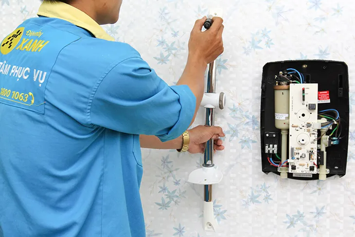 Gắn cố định giá đỡ và vòi sen tắm vào vị trí đã đánh dấu trên tường